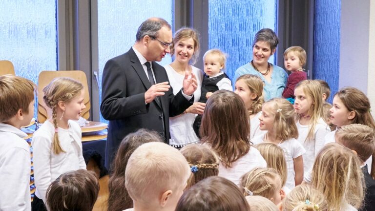 Ehre sei Gott: nach den Geboten handeln (4/7)