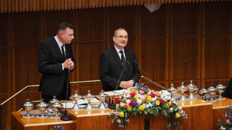 El apóstol mayor anuncia a su sucesor