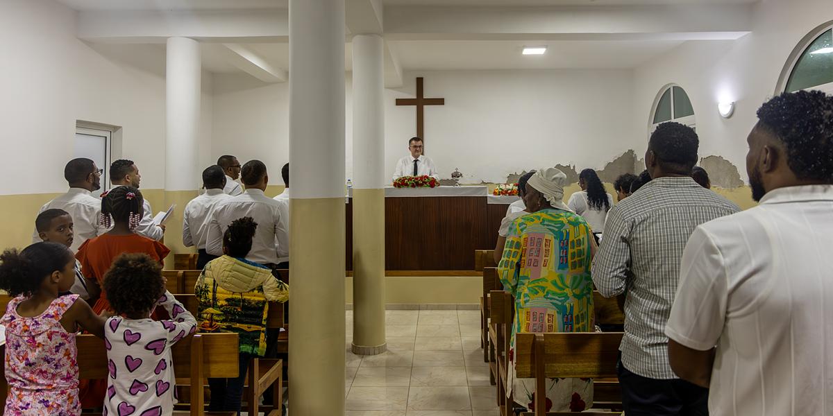 Besuch auf der Insel Sal:    Bezirksapostel Pöschel feiert    Gottesdienst auf den Kapverden