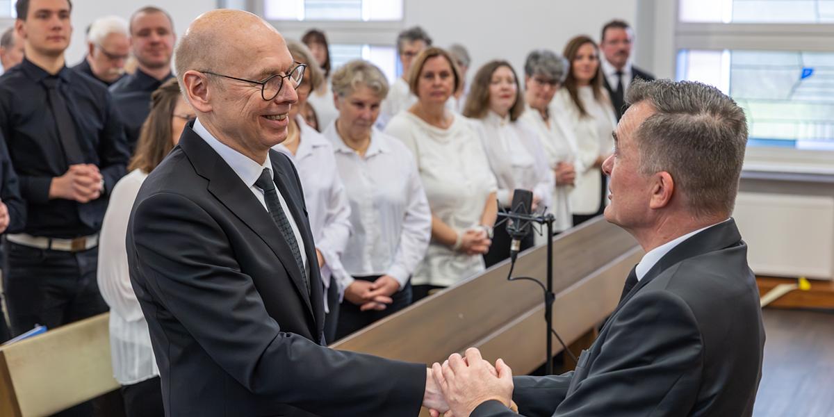 Bezirksapostel in Duisburg:    Bischof Manfred Bruns    in den Ruhestand verabschiedet