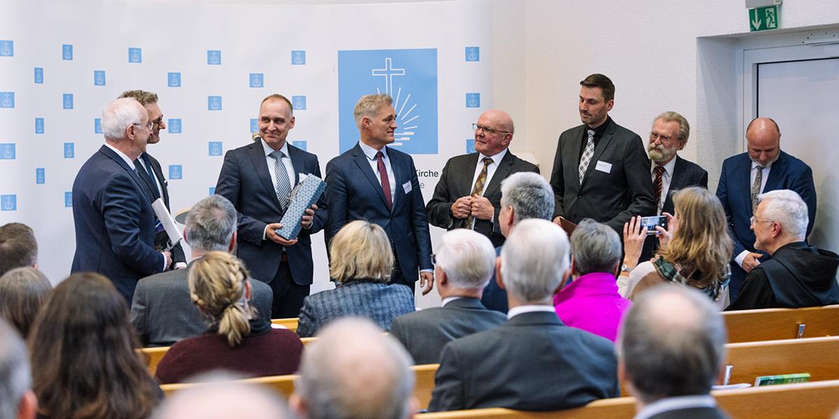 Feierstunde in Frankfurt:    Bischof i.R. Johanning aus    ökumenischer Arbeit verabschiedet