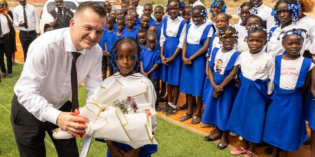 Bezirksapostel besucht Angola:    Kirchweihe in Catete