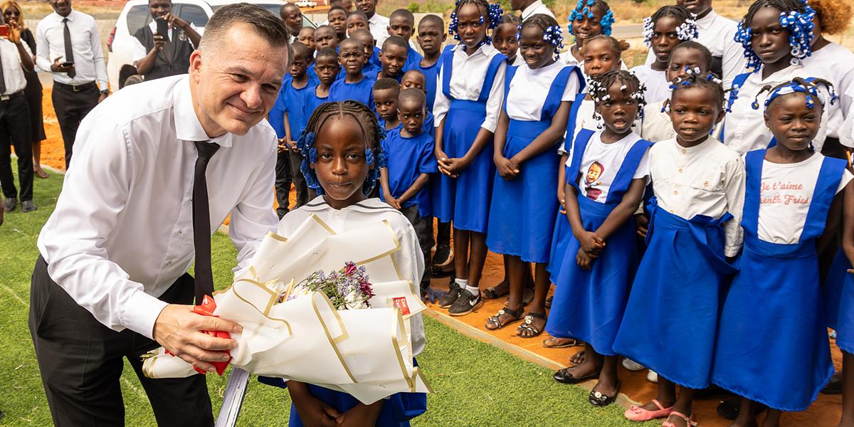 Bezirksapostel besucht Angola:    Kirchweihe in Catete