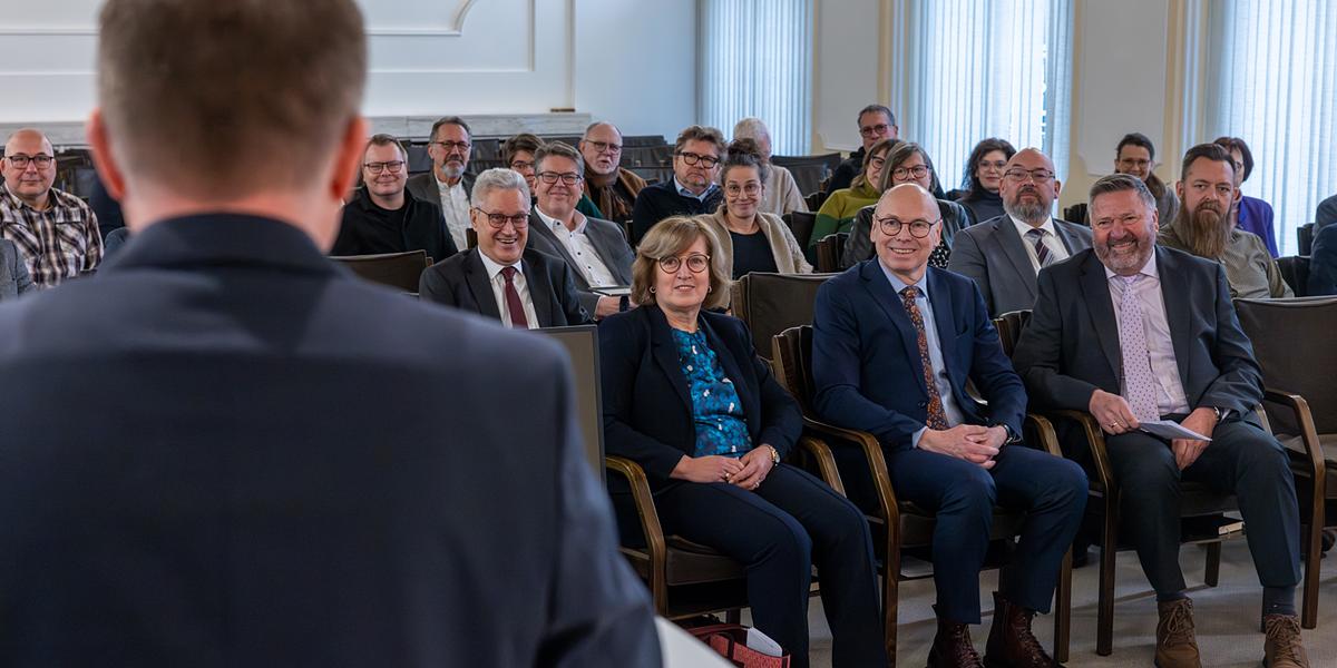 Manfred Bruns aus    Kirchenverwaltung verabschiedet