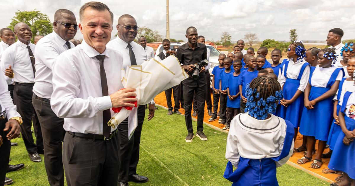 Apóstolo de distrito visita Angola: consagração de igreja no Catete