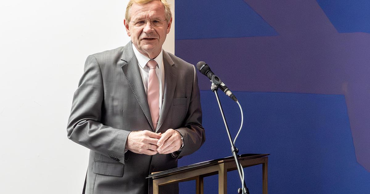 Serviço divino central em novembro de 2025 com vários atos ministeriais