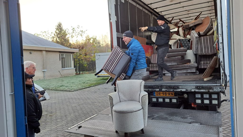 Meubels uit riviercruiseschip gedoneerd – Stichting Corantijn