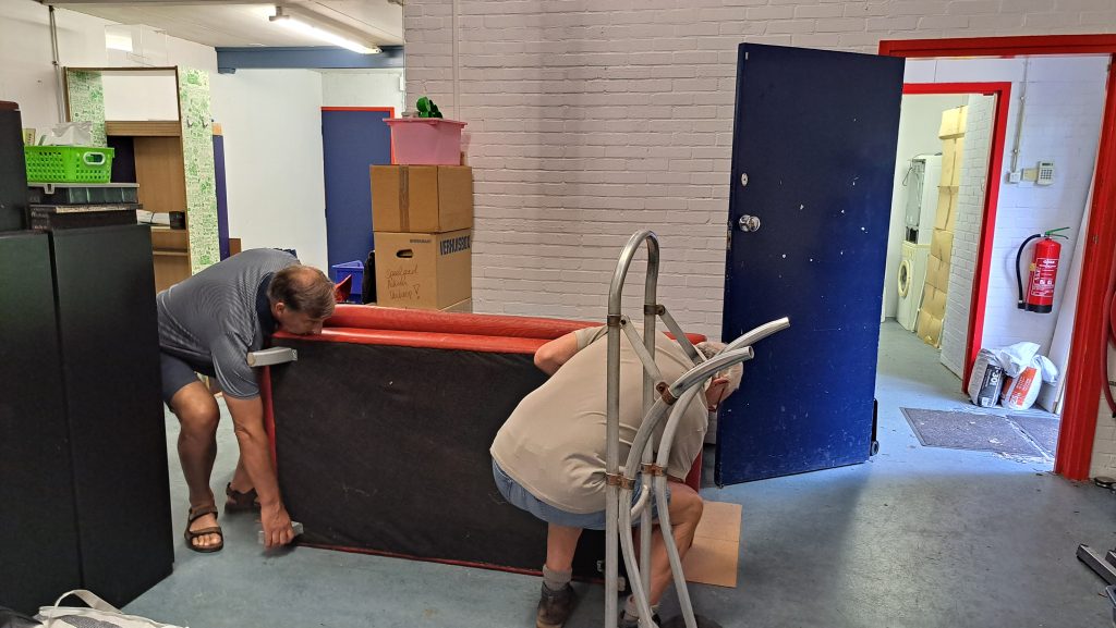 Vrijwilligers halen goederen op – Stichting Corantijn