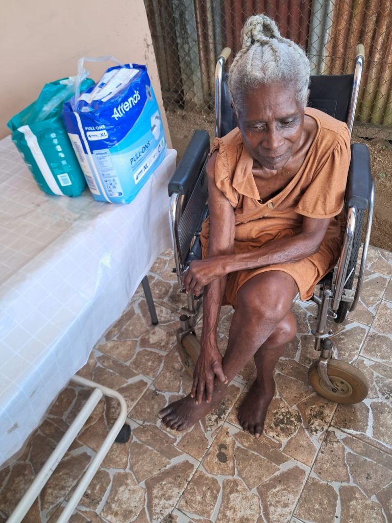 Hulp aan een oudere in de regio Dankbaarkondre – Stichting Corantijn