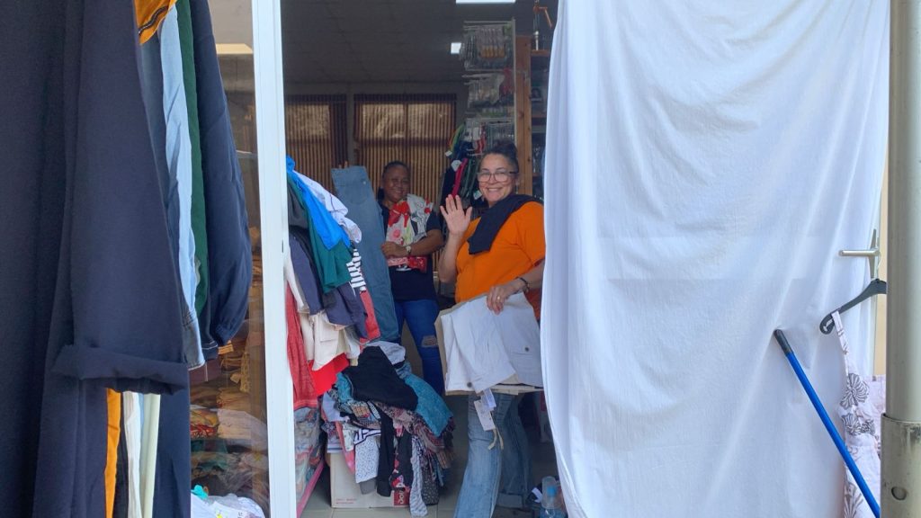 Kijkje bij loodsverkoop Makandra – Stichting Corantijn