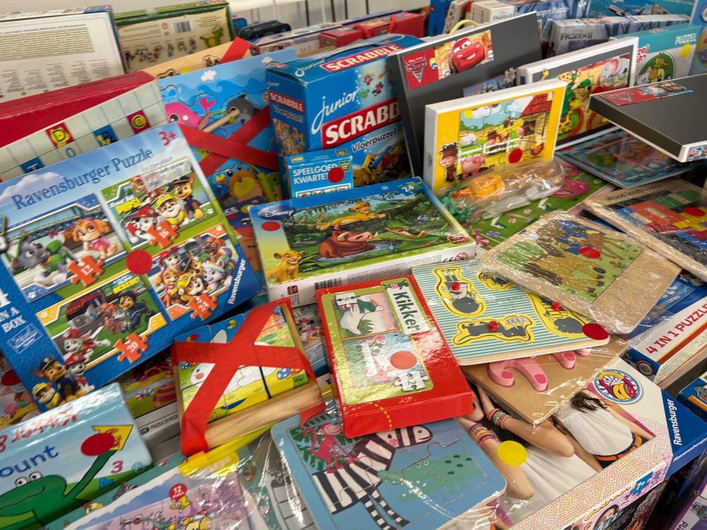 Speelgoedruilmarkt Ter Aar deelt uit – Stichting Corantijn