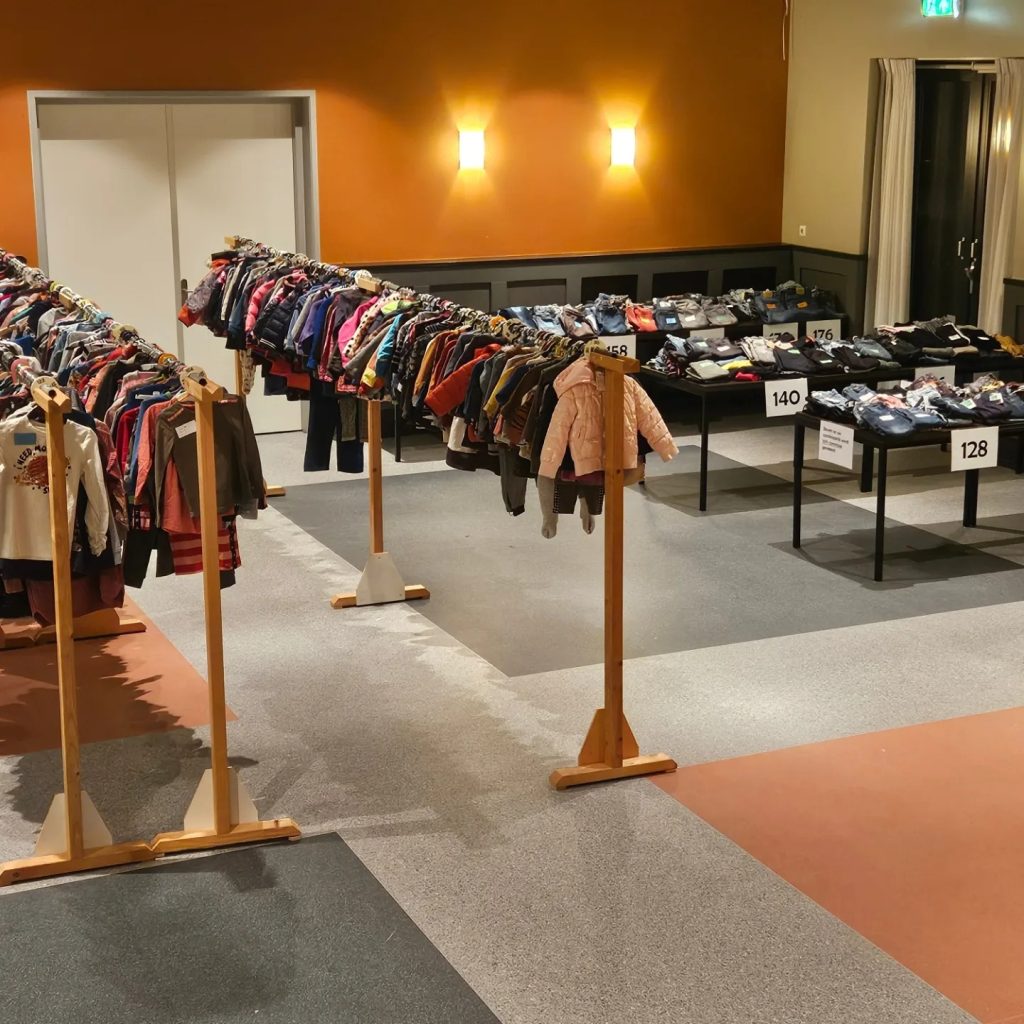 Deelnemers Kinderkledingbeurs Kudelstaart geven – Stichting Corantijn