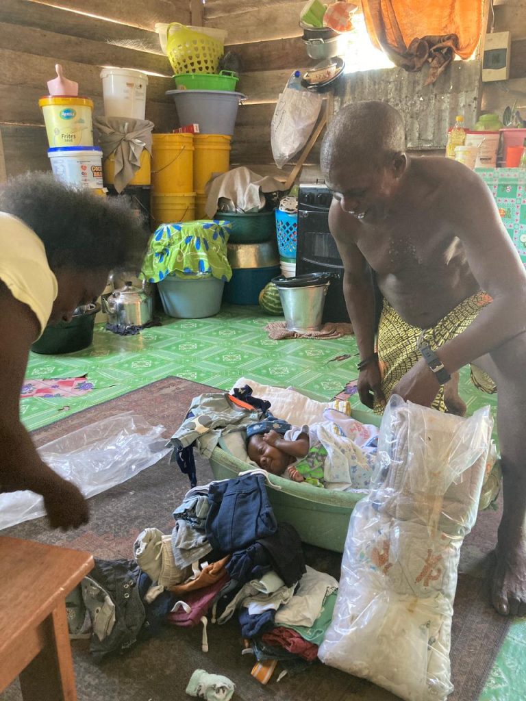 Voeding, incomateriaal en kleding gebracht – Stichting Corantijn