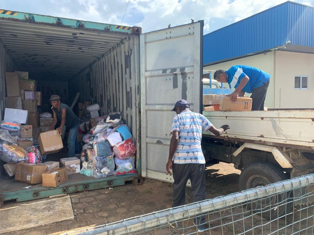 Container arriveert met hulpgoederen – Stichting Corantijn