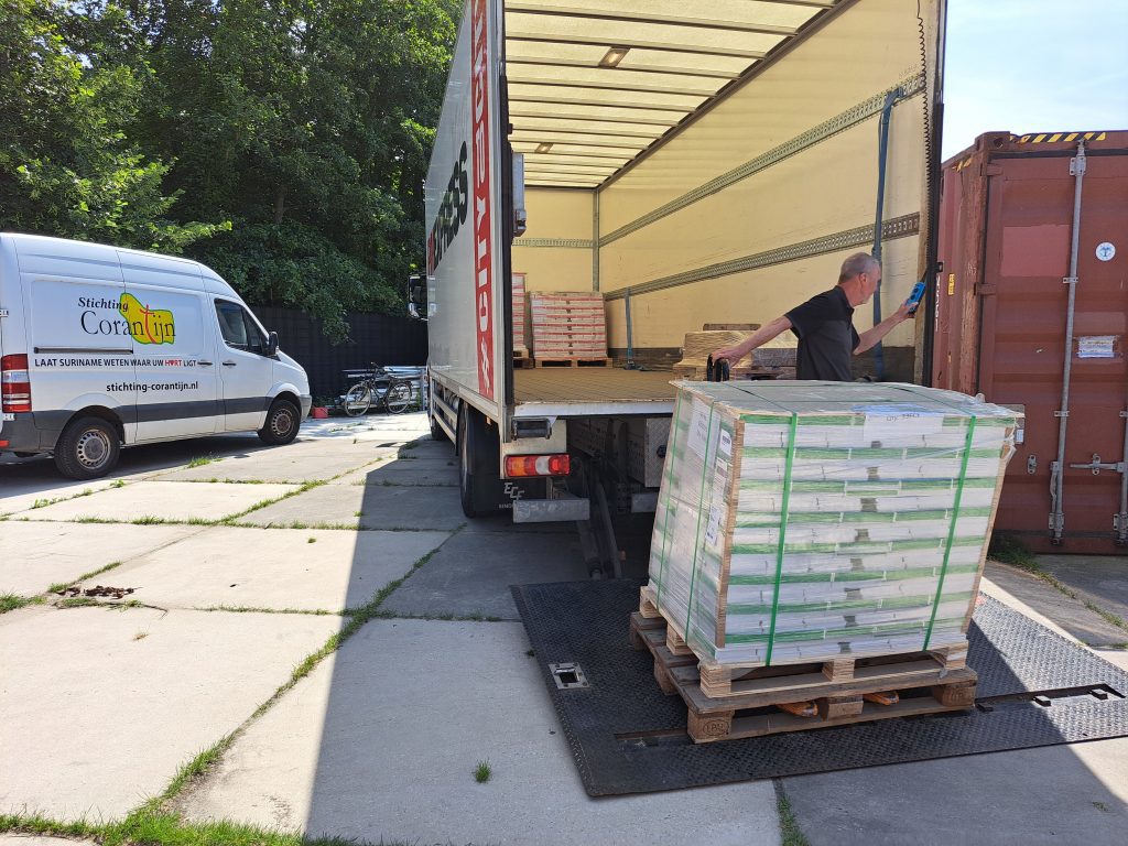 Schoolmateriaal geschonken en gebracht – Stichting Corantijn
