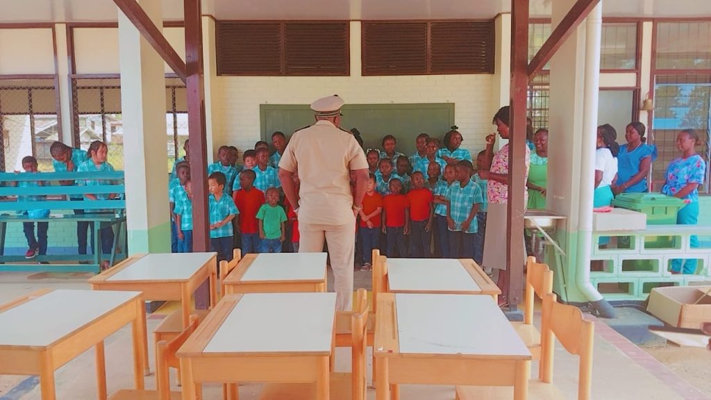 O.S. Phedra ontvangt schoolmeubilair – Stichting Corantijn