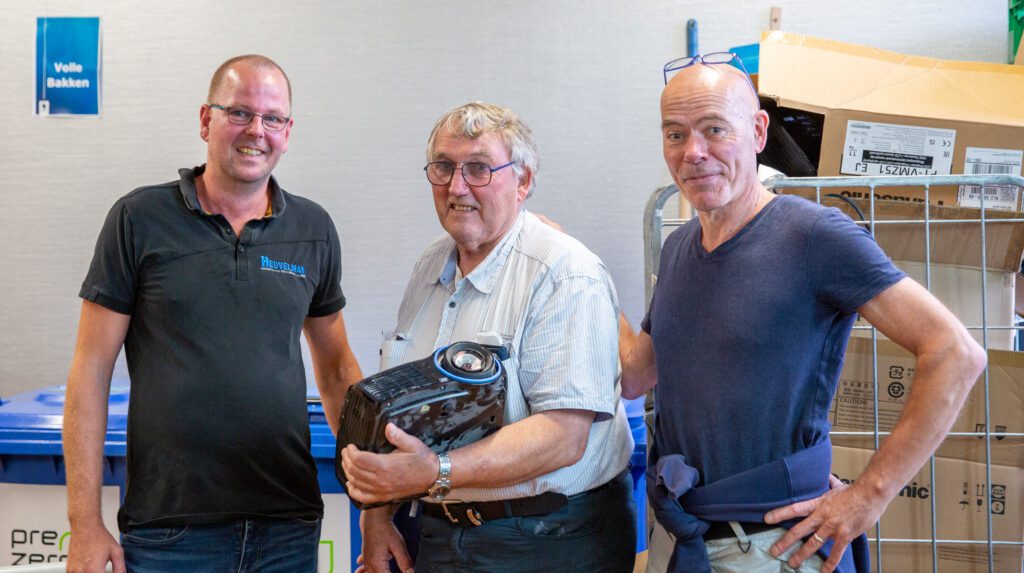 Projectoren voor scholen – Stichting Corantijn