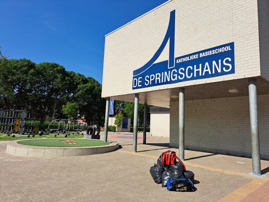 De Springschans schenkt sportkleding – Stichting Corantijn