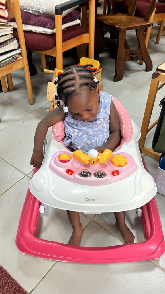 Loopstoel voor Desaira – Stichting Corantijn