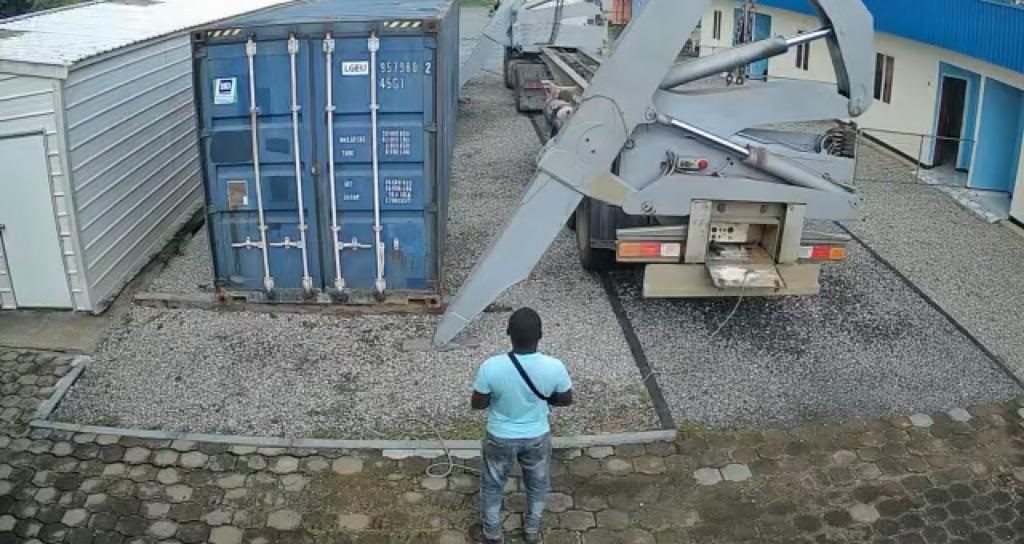 Container met onderwijsmiddelen in Suriname – Stichting Corantijn