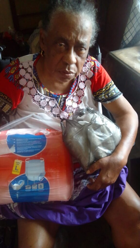 Geholpen met incontinentiemateriaal – Stichting Corantijn