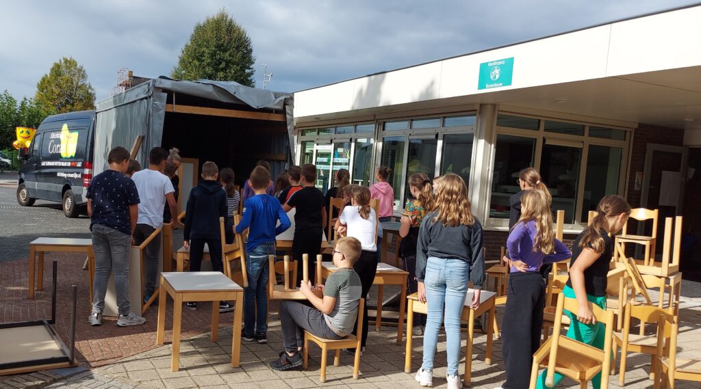 Basisschool De Kwir schenkt meubilair – Stichting Corantijn