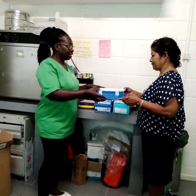 RGD Zanderij geeft medische goederen door – Stichting Corantijn