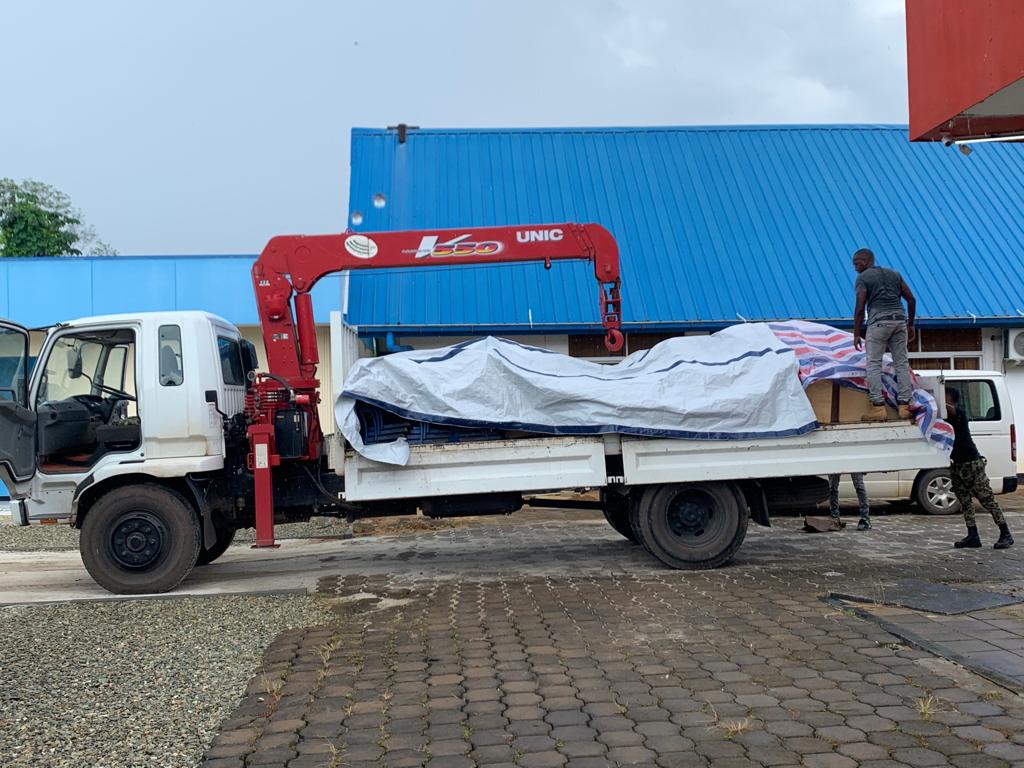 Laatste schoolmeubels voor Balingsoela – Stichting Corantijn