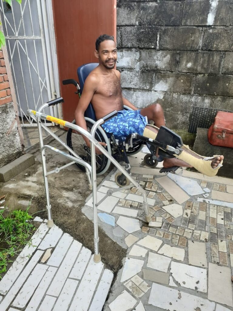 Looprek voor jongeman – Stichting Corantijn