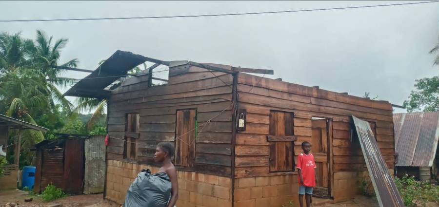 Zware storm rukt daken los – Stichting Corantijn