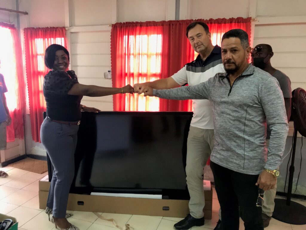 Schenking HU en printers verdeeld – Stichting Corantijn