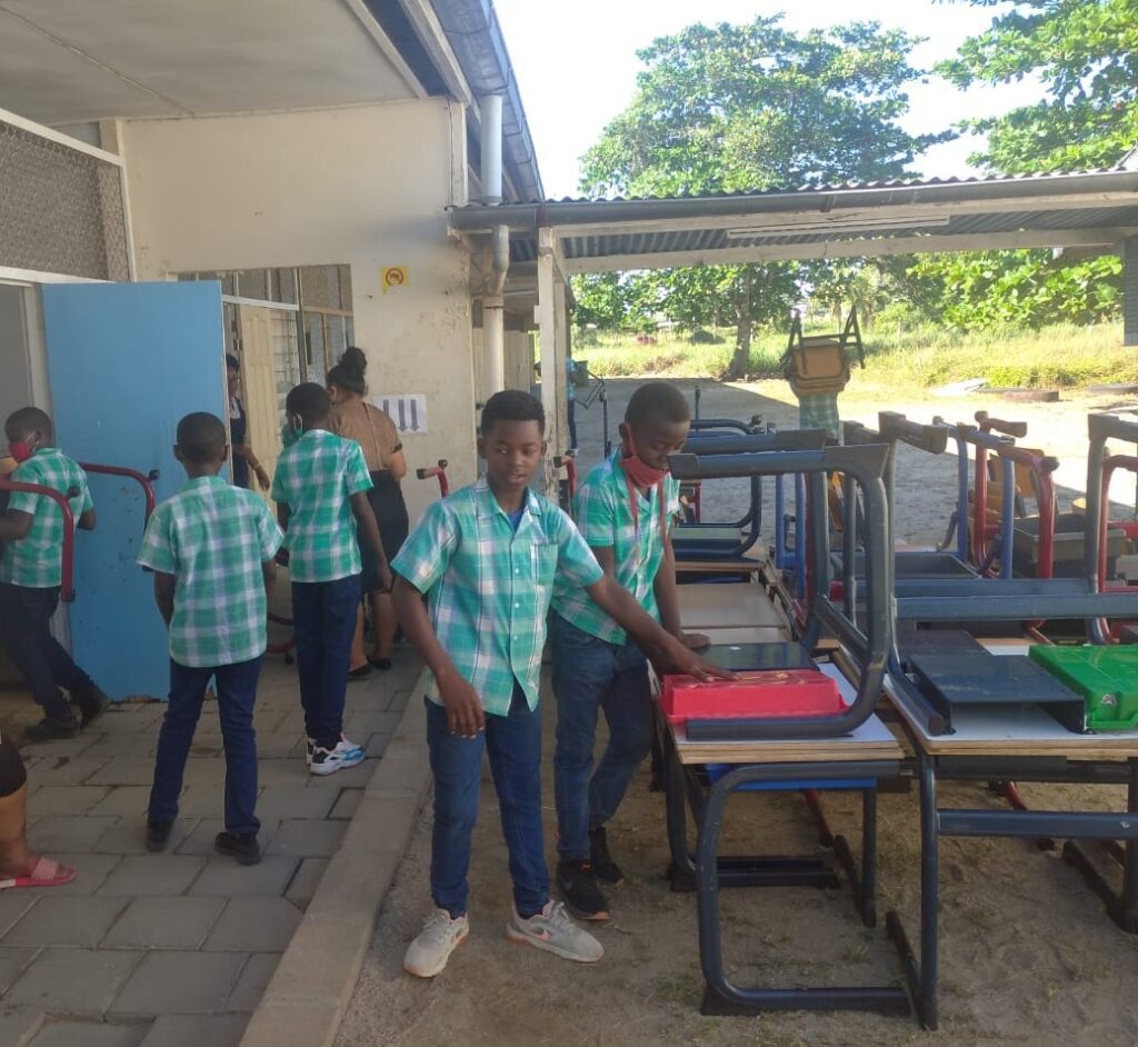 Container 3 via Peter Petersenschool gearriveerd – Stichting Corantijn