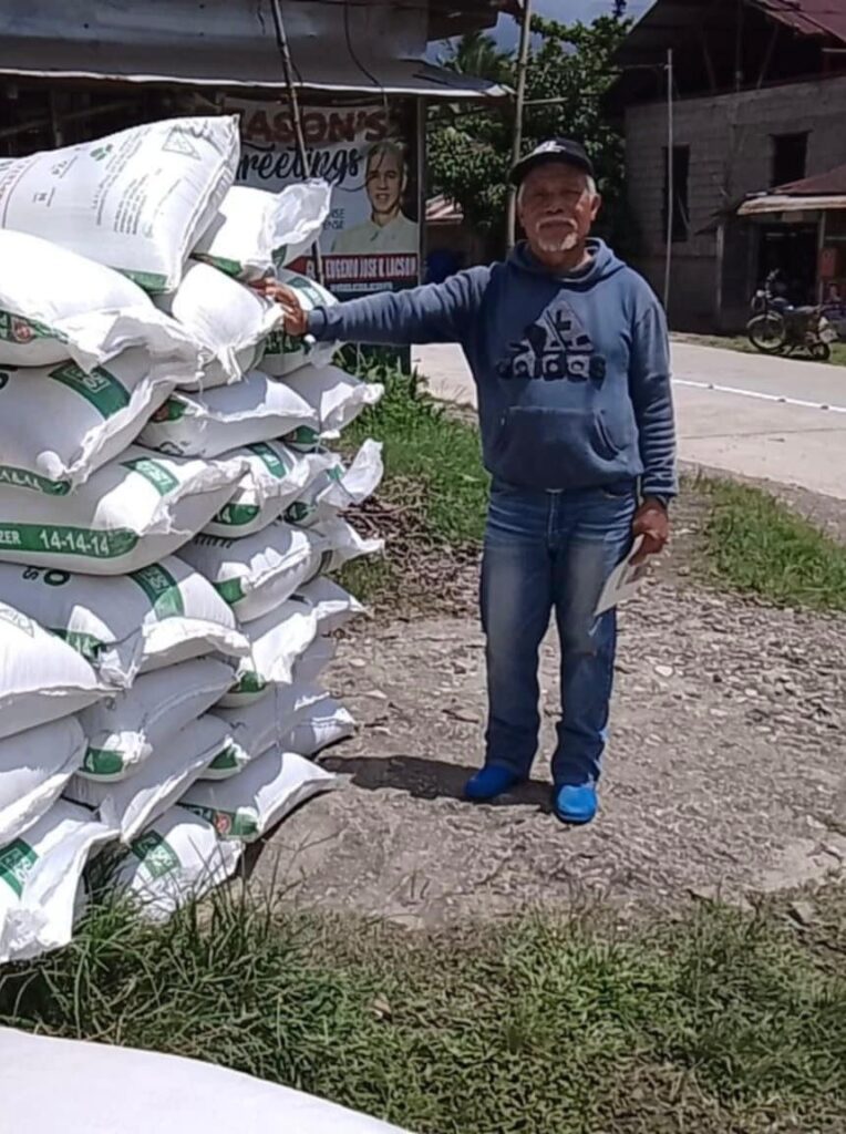 FERTILIZER DISTRIBUTION TO FARMERS IN NEGROS OCCIDENTAL. 