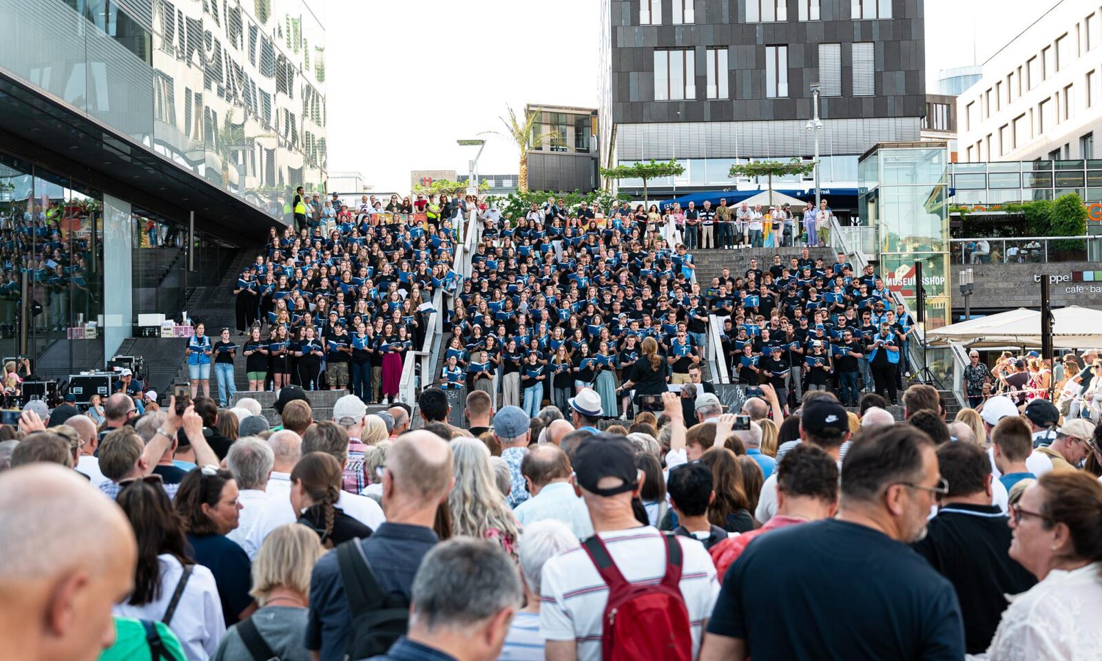 Süddeutscher Jugendchor singt auf Stuttgarter Schlossplatz                        Alle Meldungen anzeigen