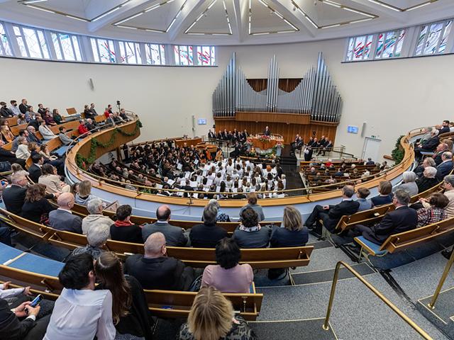 Biserica Nouapostolică,Serviciul Divin de Rusalii cu apostolul patriarh Schneider