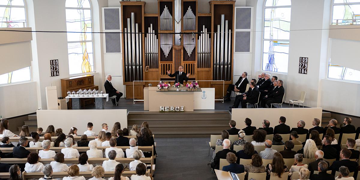 Stammapostel Schneider    hält letzten Gottesdienst    im aktiven Amtsauftrag in Europa