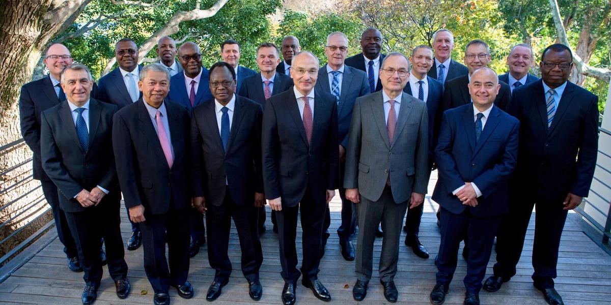 Und jetzt alle lächeln: Das Gruppenbild der internationalen Kirchenleiter darf nicht fehlen bei einer ordentlichen Bezirksapostelversammlung, hier die Version Kapstadt 2026.