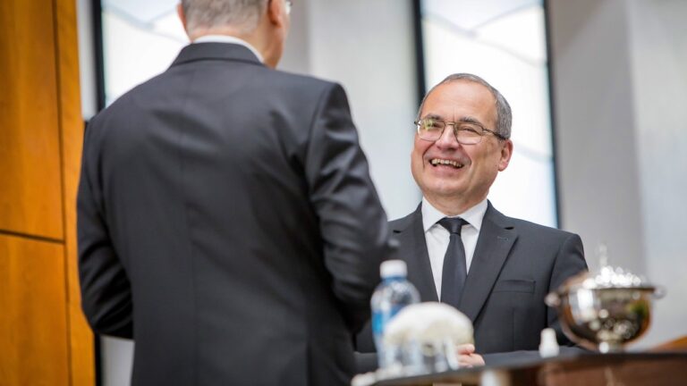 Tausendfacher Dank in einem Händedruck