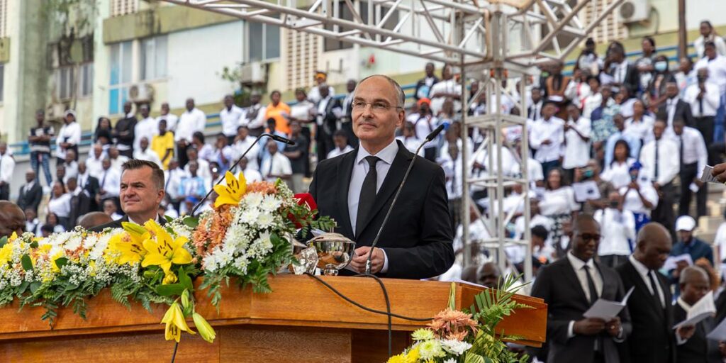 „Steh auf und leuchte“:     Stammapostel Mutschler    feiert Gottesdienst in Luanda