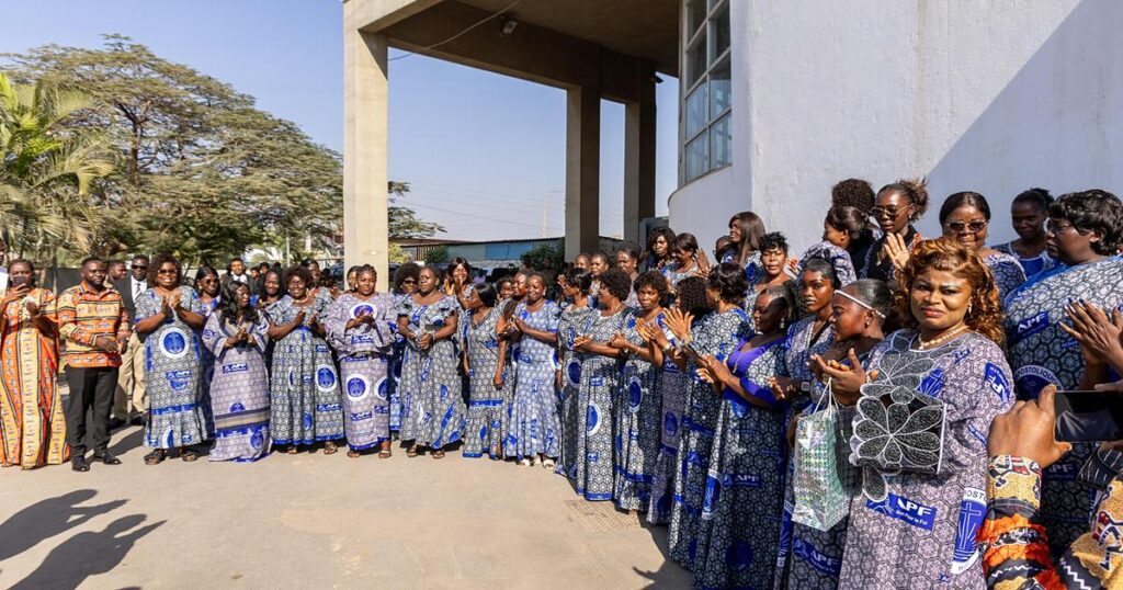 Apóstolo maior Mutschler em Angola: Serviço divino para jovens e concerto em Luanda