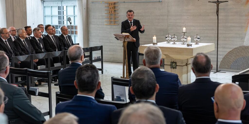 Gottesdienst für Bezirksleiter:    „Frieden gibt es nur    durch und in Jesus Christus“